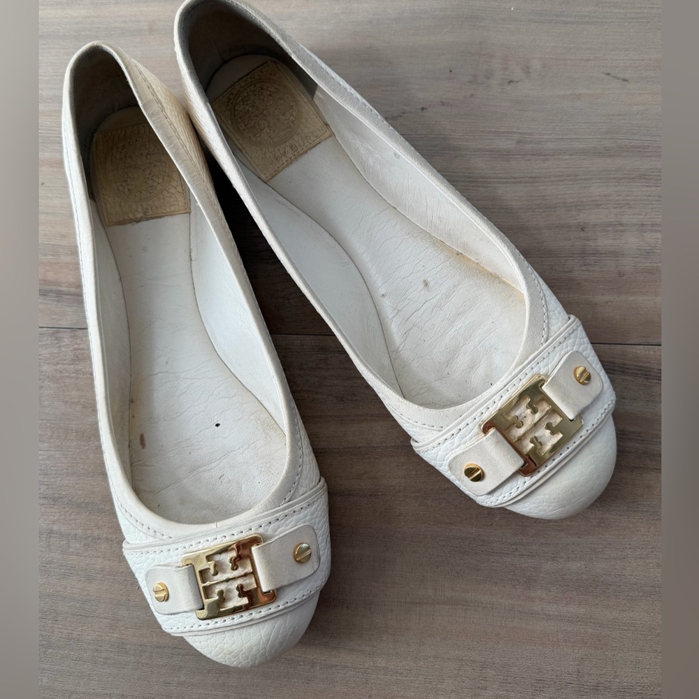 Tory Burch Natalya gold logo Ballet Flats in a 6.5
